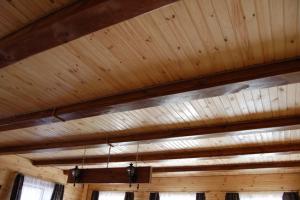 How to cover a ceiling in a country house
