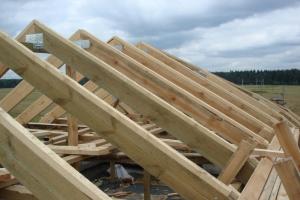 Kır evinin çatısı: çatı malzemesi, çatı yalıtımı